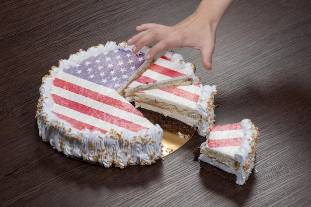 Das Symbol des Krieges und des Separatismus, ein Kuchen mit einem Bild der Flagge von GUSA, wird in Stücke gebrochen