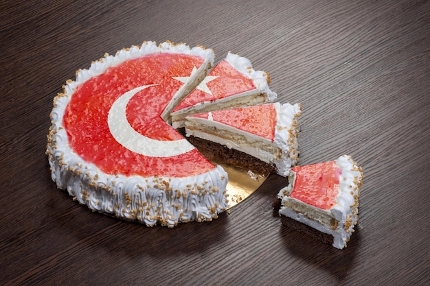 Das Symbol für Krieg und Separatismus, ein Kuchen mit einem Bild der Flagge der Türkei, wird in Stücke gebrochen