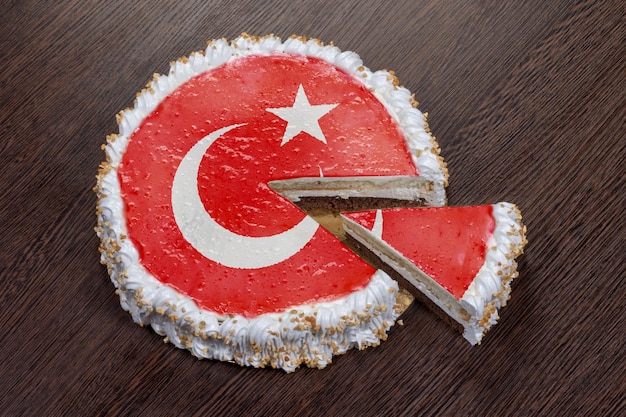 Foto das symbol für krieg und separatismus, ein kuchen mit einem bild der flagge der türkei, wird in stücke gebrochen