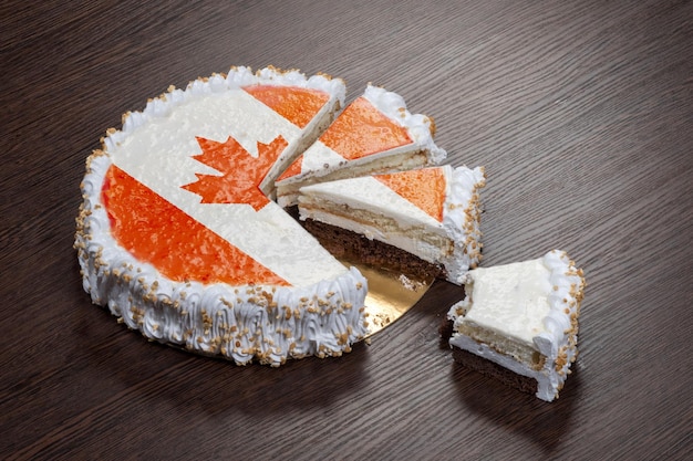 Das Symbol für Krieg und Separatismus, ein Kuchen mit einem Bild der Flagge Kanadas, wird in Stücke gebrochen