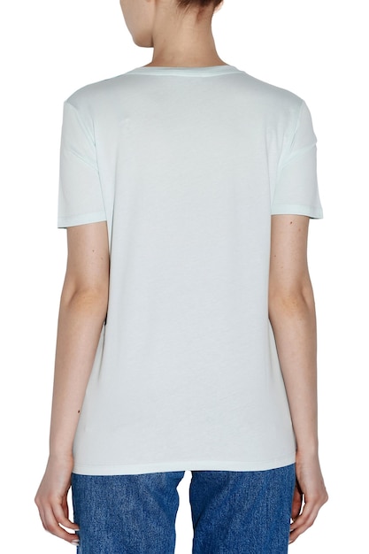 Das T-Shirt der Frauen auf einem Modell auf einem weißen Hintergrund lokalisiert