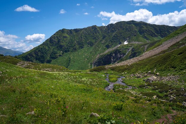 Das Tal des Flusses Malaya Dukka im Nordkaukasus Arkhyz Karachay Tscherkessien Russland