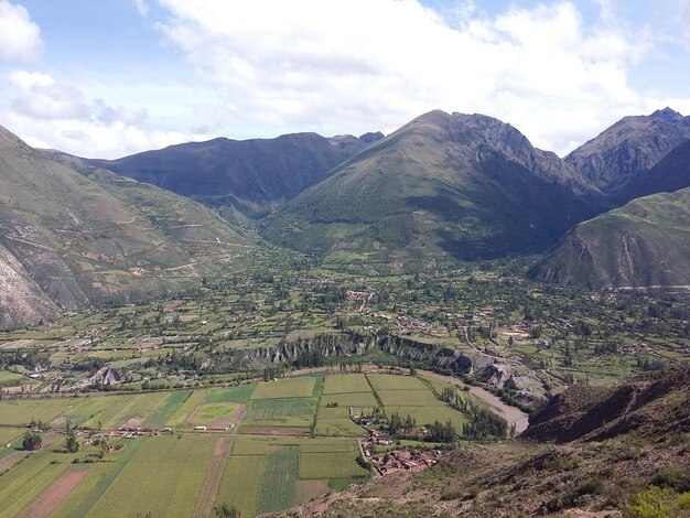 Das Tal zwischen den Bergen in der Nähe der Inkastadt Ollantaytambo in Peru