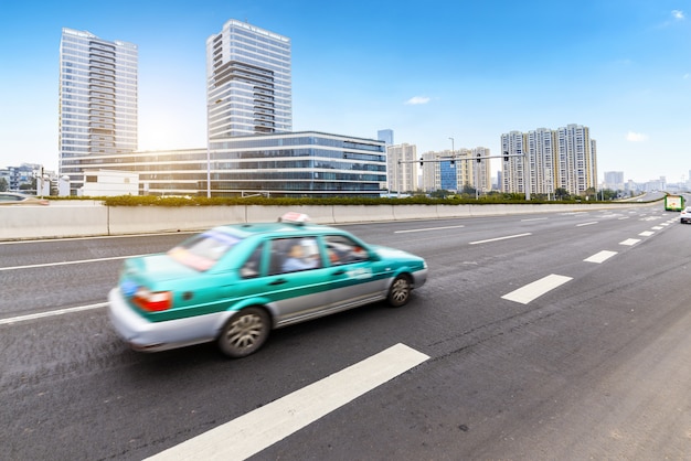 Das Taxi fährt auf der Autobahn