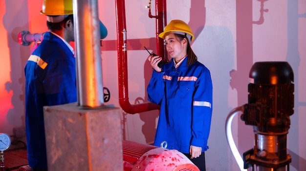 Das Team der Maschinenbauingenieure inspiziert die Qualität der Wasser- und Feuersysteme im Gebäude Raum der Wasserpumpe und des Wassertanks der Pipeline