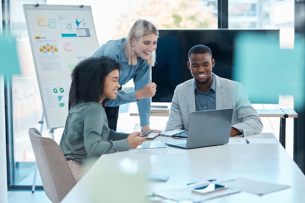 Das Team des Buchhaltungsgeschäfts freut sich über das finanzielle Wachstum und die Strategie des Unternehmens bei einem Meeting in einem Büro Aufgeregte Kollegen, die an einem Laptop arbeiten, um den Erfolg der Finanzabteilung zu feiern