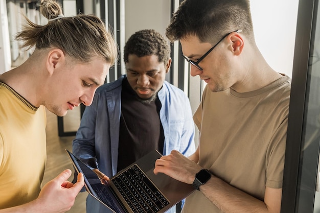 Foto das team sucht nach bugfixes-programmierern, die im büro eines softwareentwicklungsunternehmens arbeiten