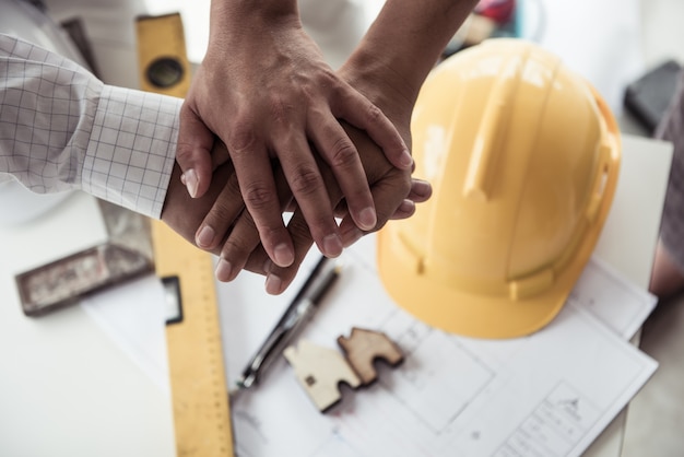 Das Team von Ingenieuren treffen, die an einem Bauprojekt am Tisch arbeiten. Draufsicht