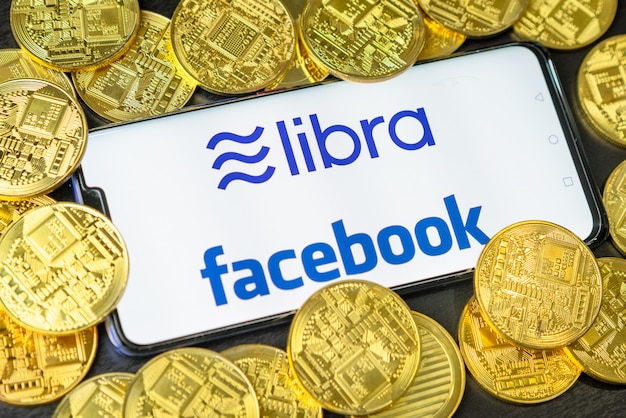 Das Telefon zeigt das Libra-Logo auf dem Bildschirm.