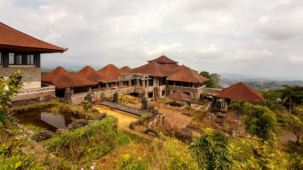 Das Territorium eines verlassenen Hotels Bedugul Taman Rekreasi Hotel & Resort auf Bali in Indonesien