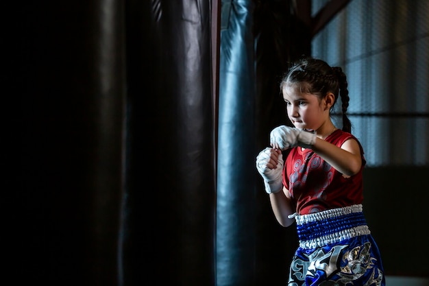 Das Thai-Boxtraining für kleine Mädchen ist ein Selbstverteidigungskurs, Muay Thai.