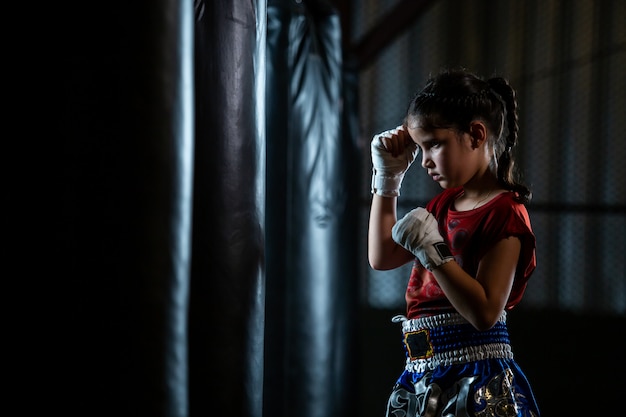 Das Thai-Boxtraining für kleine Mädchen ist ein Selbstverteidigungskurs, Muay Thai.