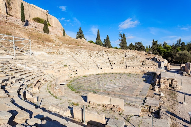 Das Theater des Dionysos Eleuthereus ist ein bedeutendes Theater in Athen, Griechenland. Das Theater wurde am Fuße der Athener Akropolis gebaut und ist Dionysos, dem Gott des Weines, geweiht.