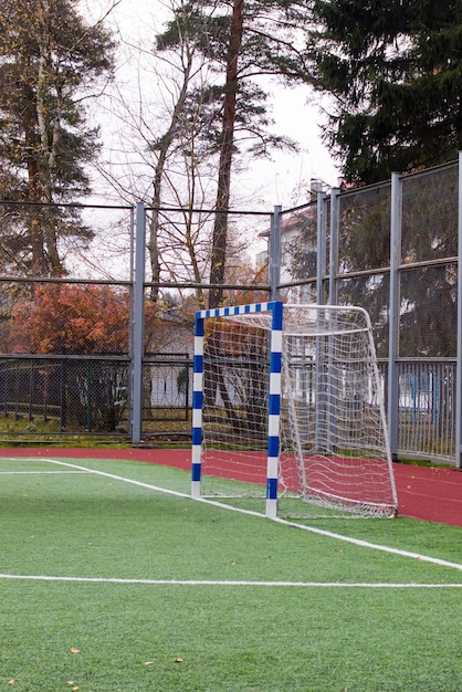 Das Tor auf dem Fußballplatz im Stadion