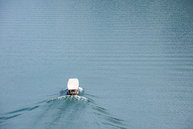 Foto das touristenboot auf dem wasser