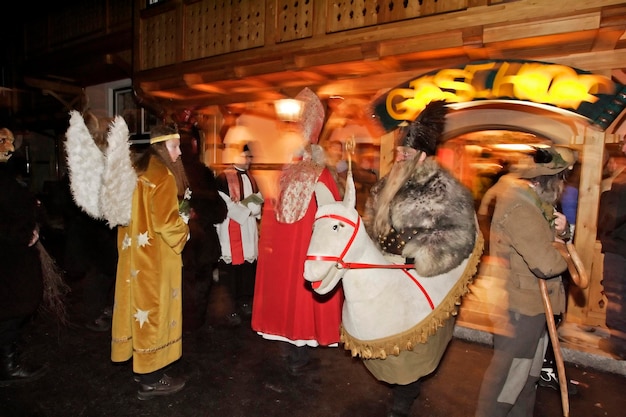 Das traditionelle Mitterndorfer Nikolausspiel wird im kleinen Dorf Krungl in der Steiermark in Österreich gefeiert