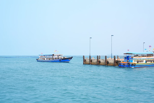 Das Transportboot mit Menschen auf dem Meer.