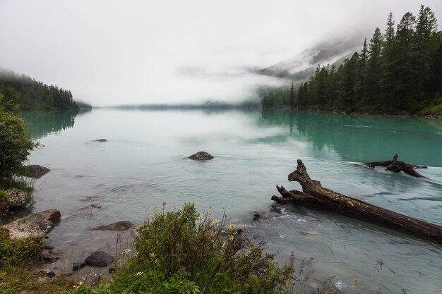 Das türkisfarbene Wasser des Kucherla-Sees Kucherlinskoe im Altai-Gebirge zwischen den Wolken Russland