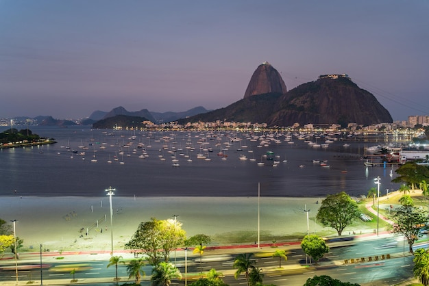 Das Twilight-Panorama von Rio de Janeiro mit dem Sugarloaf-Berg