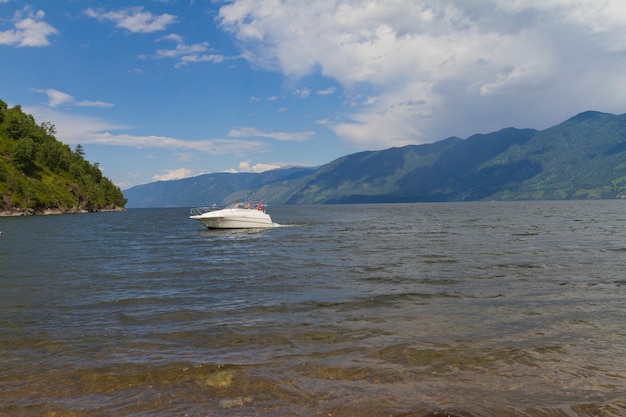 Das Ufer des Teletskoje-Sees im Altai