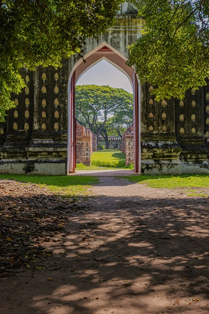 Das Äußere und die Umgebung des Somdet Phra Narai Palace