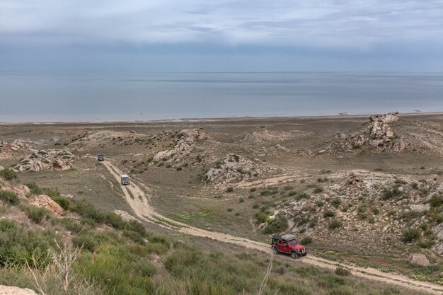 Das Ustyurt-Plateau. Touristen reisen mit dem Auto. Bezirk Boszhir. Der Grund eines trockenen Ozeans Tethys