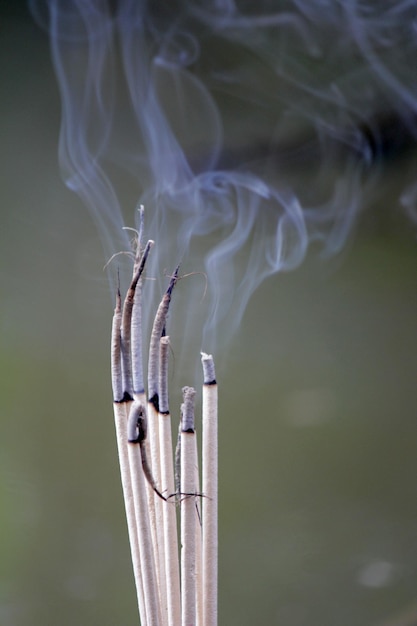 Foto das verbrennen von weihrauch zur anbetung heiliger gegenstände oder der anbetung des herrn buddha