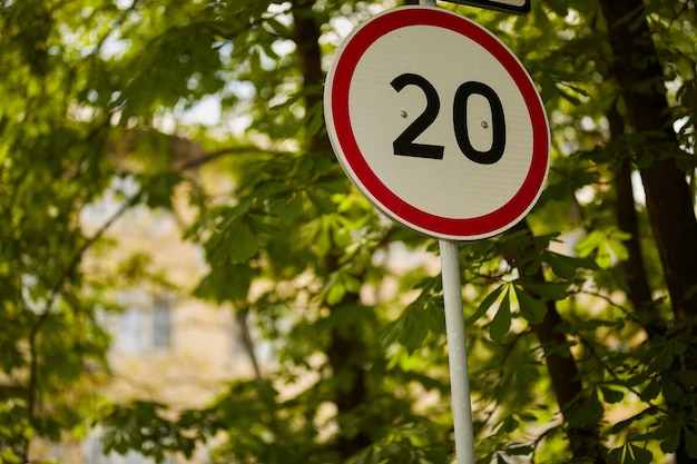 Das Verkehrszeichen für die Geschwindigkeitsbegrenzung beträgt 20 Kilometer