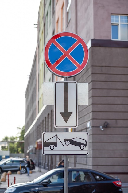 Das Verkehrszeichen verbietet das Anhalten vor dem Hintergrund von Gebäuden