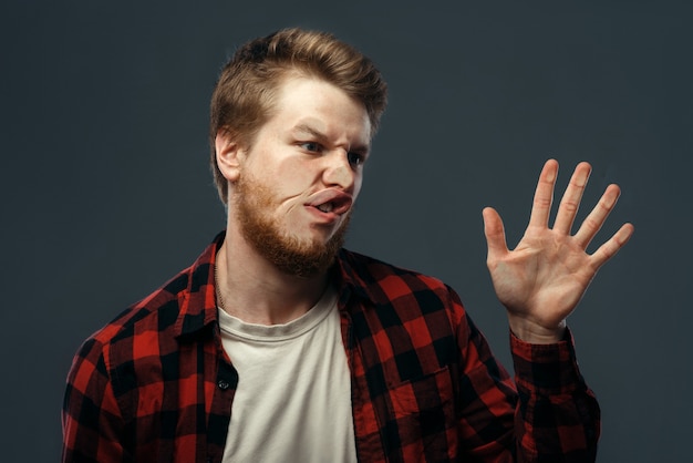 Das verrückte Gesicht des Mannes zerquetscht auf transparentem Glas