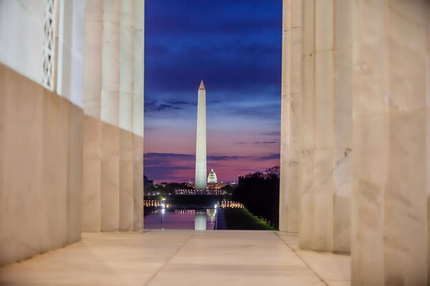 Das Washington-Denkmal spiegelt sich im reflektierenden Pool in Washington D.C.