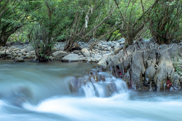 Das Wasser fließt durch die Felsen in einem Bach bei Wang Nan Pua, Nan in Thailand.