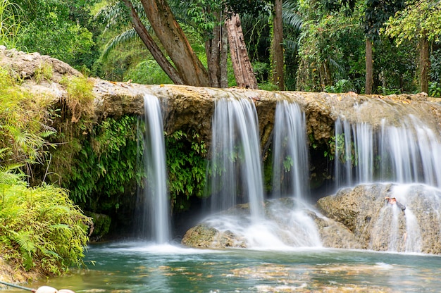 Das Wasser fließt über Felsen und Bäume einen Wasserfall am Kapao-Wasserfall-Nationalpark hinunter