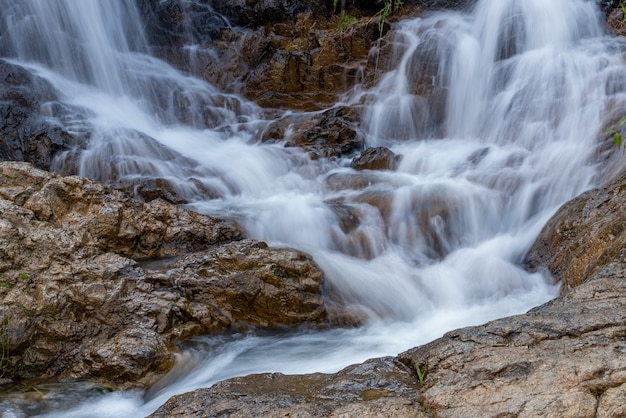 Das Wasser im Fluss bildet einen kleinen Wasserfall