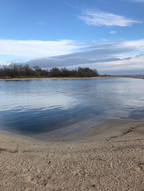 Das Wasser ist klar und der Himmel blau.