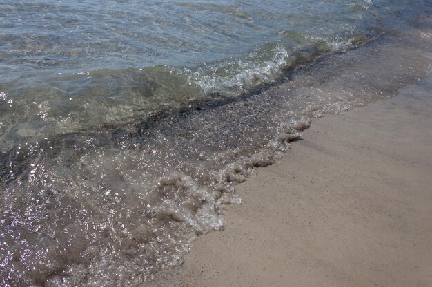 Das Wasser ist klar und der Sand ist weiß.