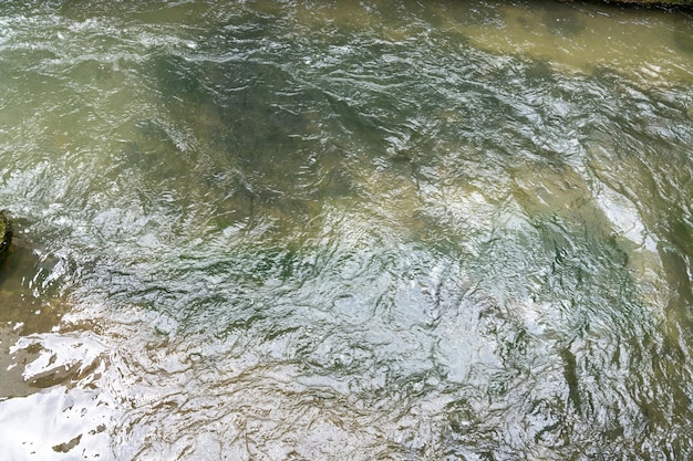 Das Wasser ist trübe und hat einen braunlichen Farbton