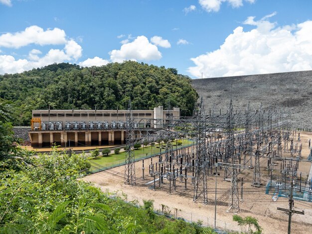 Das Wasserkraftwerk in der Nähe des großen Erddamms im Tal der Bergkette, Vorderansicht mit Kopierraum