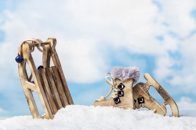 Das Weihnachten der Kinder spielt Schlitten und Rochen