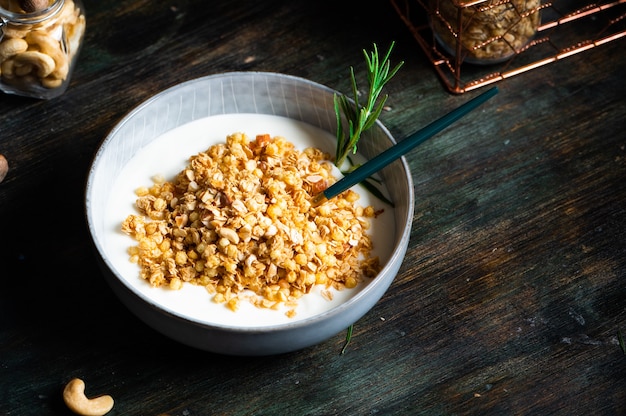 Das Weihnachtsfrühstück besteht aus Müsli mit Joghurt. Weihnachtsmüsli mit Nüssen. Winterurlaub Konzept. Gesundes Essen. Haferflocken-Snack.