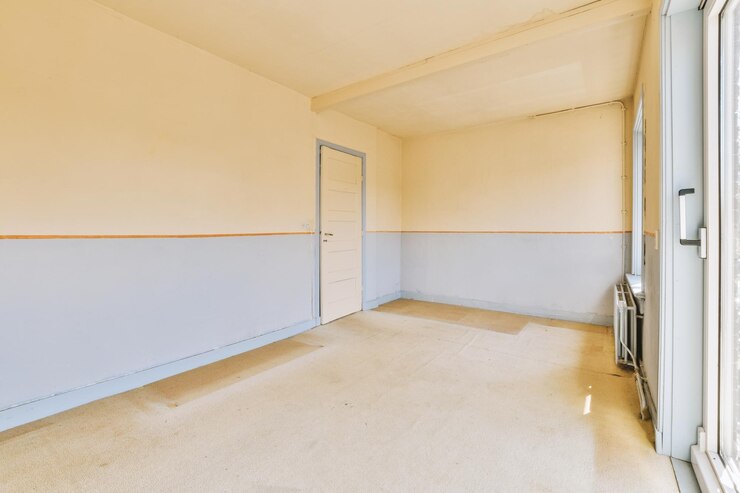 Foto das wohnzimmer eines leeren hauses mit einer tür