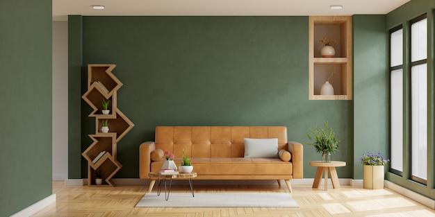 Das Wohnzimmer mit dunkelgrüner Wand ist mit einem orangefarbenen Ledersofa und minimaler Dekoration ausgestattet