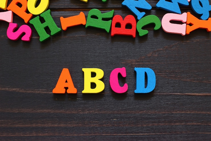 Foto das wort abcd mit farbigen buchstaben