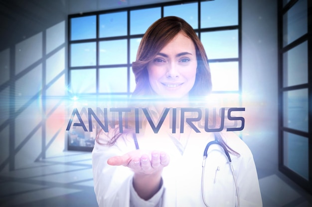 Das Wort Antivirus und das Porträt einer Krankenschwester, die eine offene Handfläche gegen einen Raum mit einem großen Fenster hält, das die Stadt zeigt