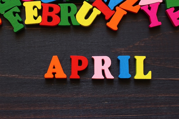 Das Wort April mit farbigen Buchstaben