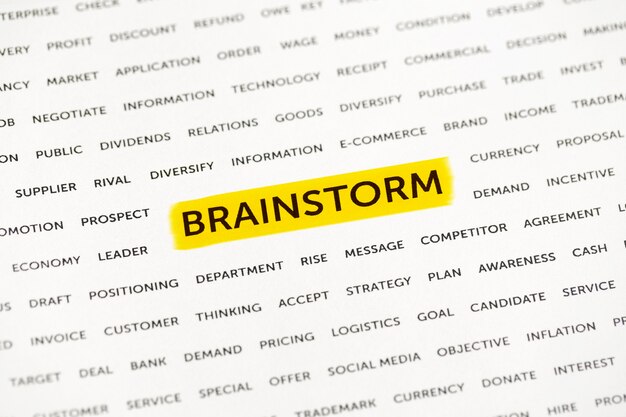 Das Wort „Brainstorm“ wird mit einem Marker auf dem Papier hervorgehoben. Geschäftskonzept, Strategie, Planung, Erfolg