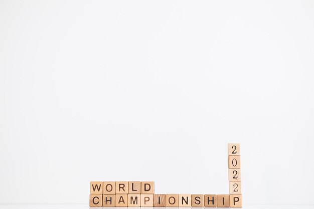 Das Wort der Weltmeisterschaft 2022 wird auf Holzwürfel auf weißem Hintergrund geschrieben