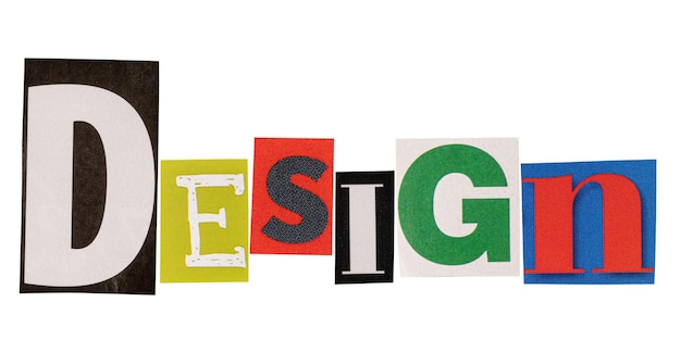 Das Wort Design aus ausgeschnittenen Buchstaben.