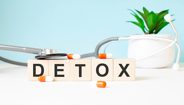 Das Wort DETOX steht auf Holzwürfeln