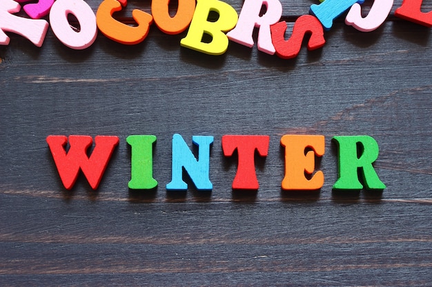 Das Wort Winter mit farbigen Buchstaben